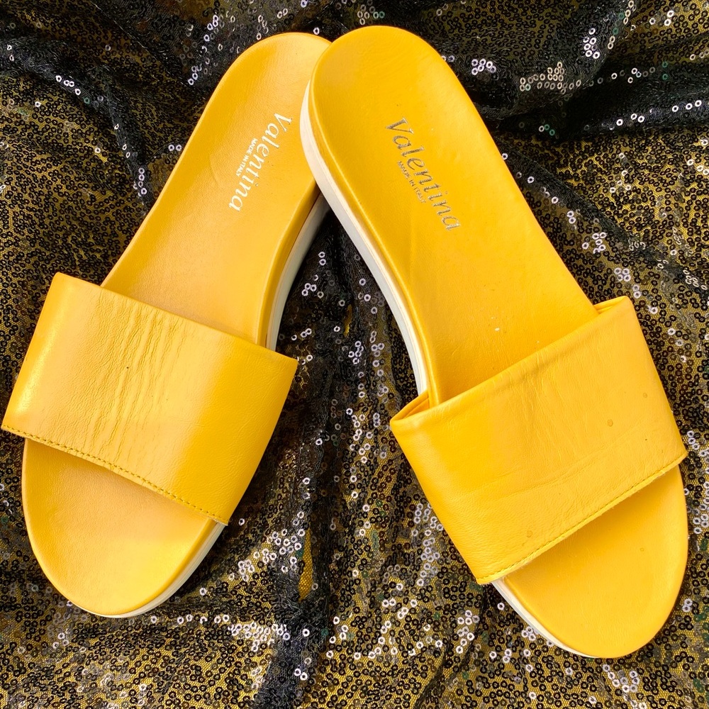 Comfy Italian leather wide yellow slide.🤩